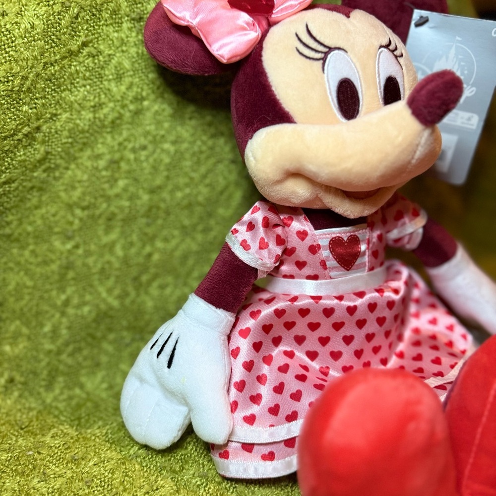 🔥 Fire Sale 🔥
Disney Minnie Mouse 2024 Limited Edition Plush 14” - Picture 4 of 7